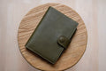 6 COULEURS - Couverture de carnet B6/Stalogy en cuir grainé naturel avec fermeture à pression et emplacements pour cartes