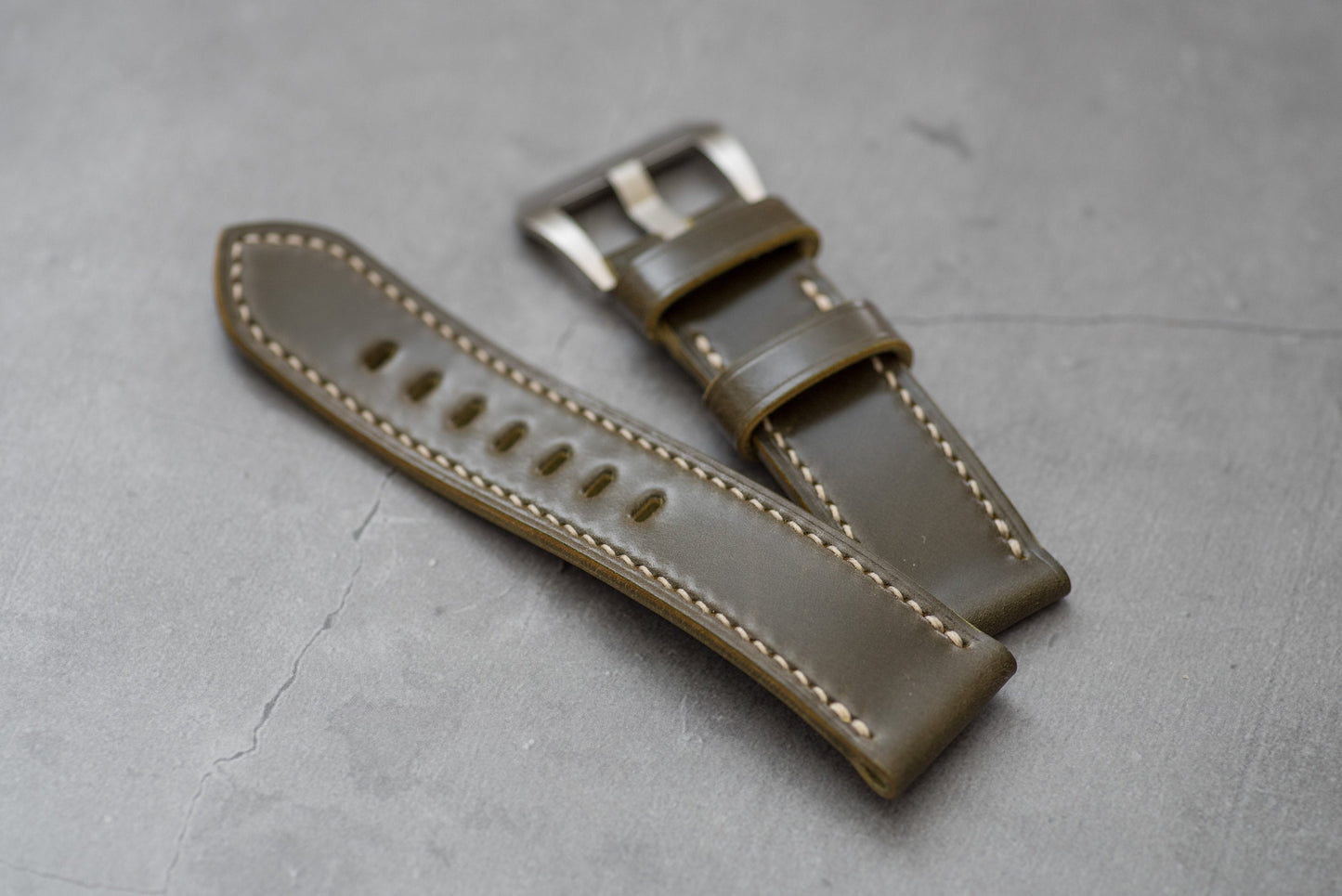 Bracelet fuselé standard en cuir Cordovan vert olive pour Panerai (22, 24 ou 26 mm)