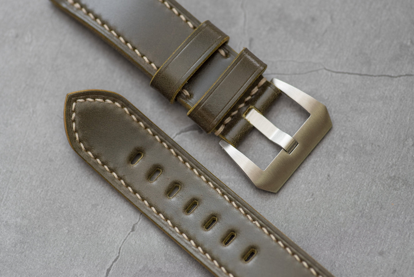 Bracelet fuselé standard en cuir Cordovan vert olive pour Panerai (22, 24 ou 26 mm)