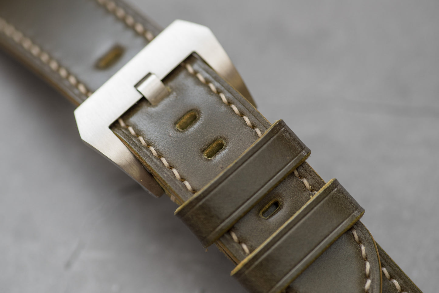 Bracelet fuselé standard en cuir Cordovan vert olive pour Panerai (22, 24 ou 26 mm)
