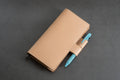 Couverture en cuir Hobonichi Weeks naturel avec passants pour stylos emboîtables
