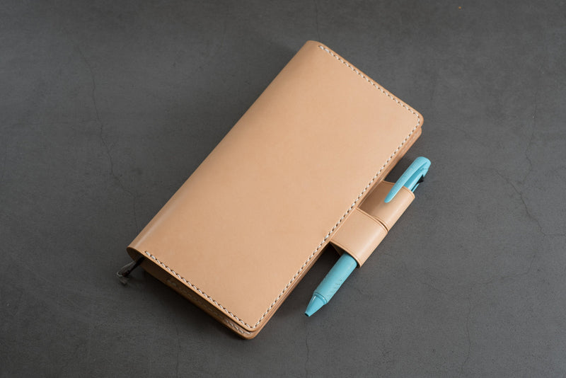 Couverture en cuir Hobonichi Weeks naturel avec passants pour stylos emboîtables