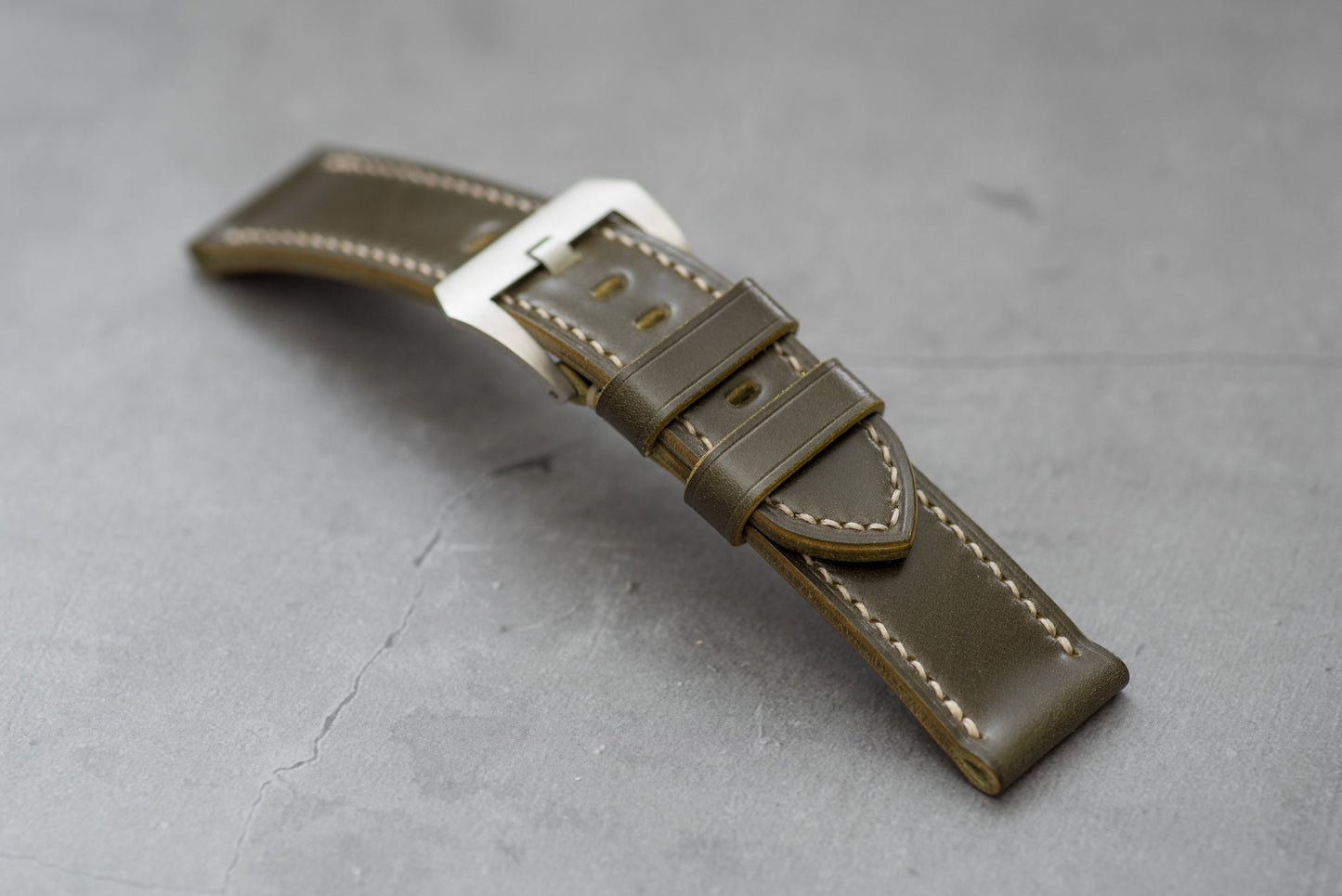 Bracelet fuselé standard en cuir Cordovan vert olive pour Panerai (22, 24 ou 26 mm)