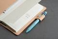 Couverture en cuir Hobonichi Weeks naturel avec passants pour stylos emboîtables