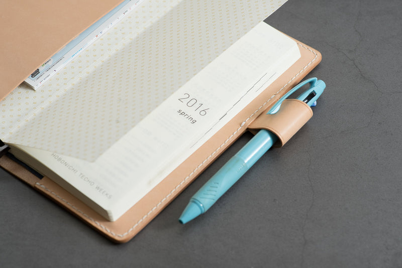 Couverture en cuir Hobonichi Weeks naturel avec passants pour stylos emboîtables