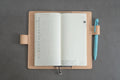 Couverture en cuir Hobonichi Weeks naturel avec passants pour stylos emboîtables