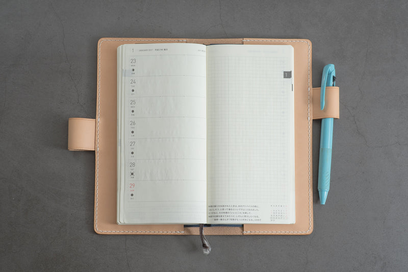 Couverture en cuir Hobonichi Weeks naturel avec passants pour stylos emboîtables