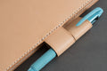 Couverture en cuir Hobonichi Weeks naturel avec passants pour stylos emboîtables