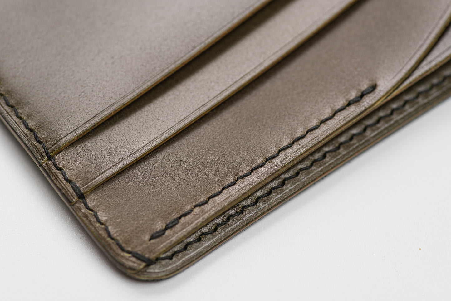 Portefeuille personnalisable en cuir Cordovan noir et vert olive à 4 compartiments