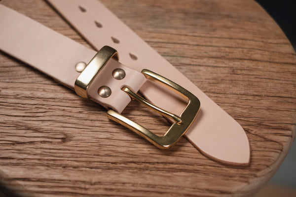 Full-grain leather standard belt - detail for 
solid brass handware (belt keeper, buckle and Chicago screws) and belt tip