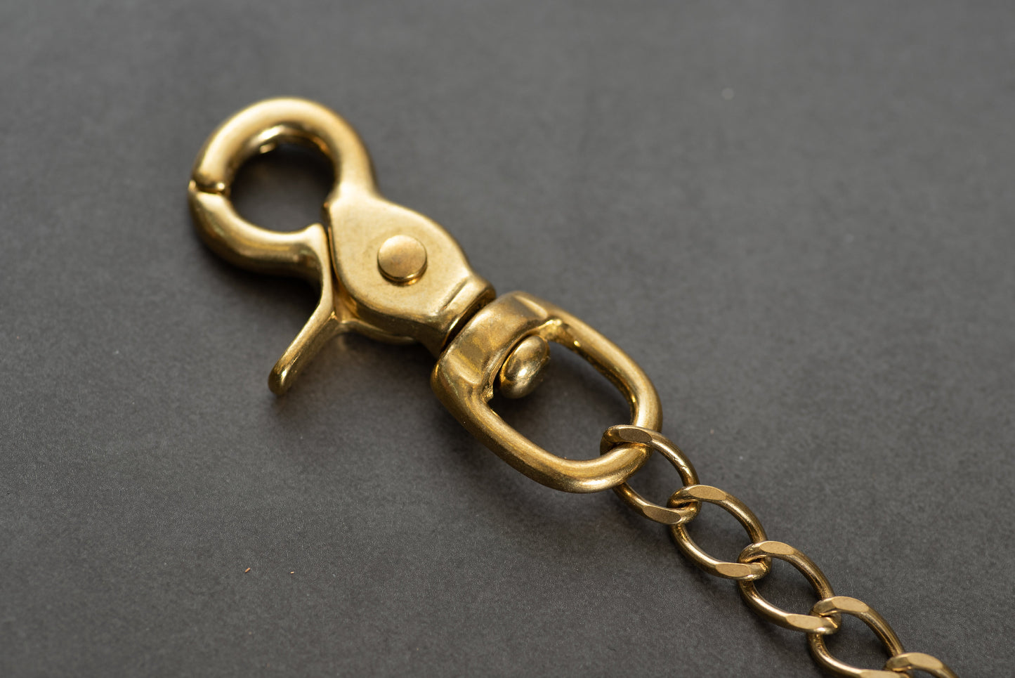 A solid brass wallet chain with a trigger snap - close up for trigger snap