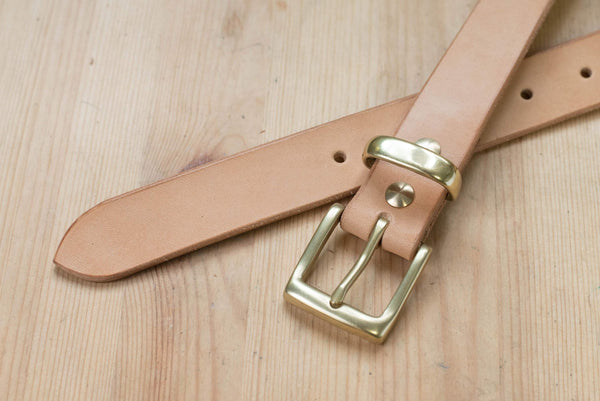 Vegetable-tanned Leather Dress Belt -Detail - Close up for solid brass buckle and solid brass belt loop and belt tip - Front view - 30 mm wide